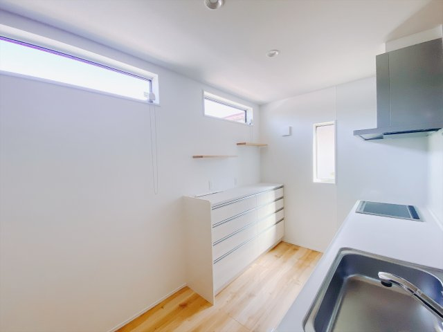 【新築戸建】前橋市荒牧町4丁目のキッチン|■キッチン｜ワークトップの幅が広く、お子様といっしょにお料理をつくったり、ちょっとしたパーティーも楽しめます。フラットなのでお掃除がしやすいのもポイントです♪
