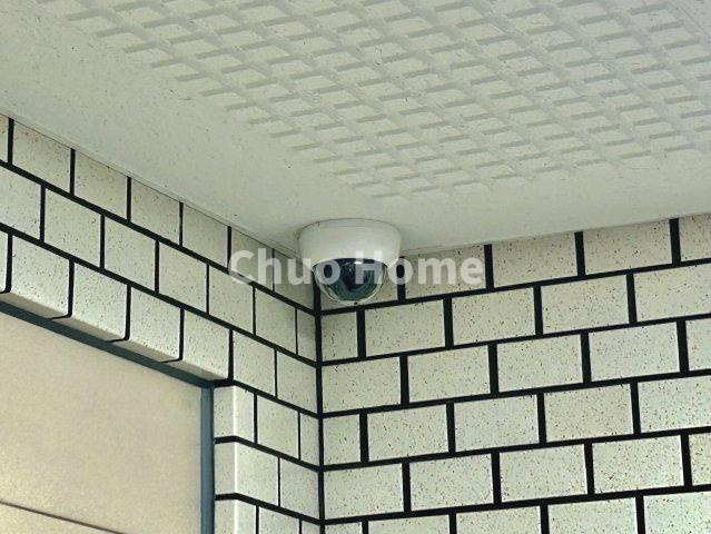 中葛西スカイハイツの防犯設備|【防犯カメラ】何かあった時の大事な証拠になることももちろんなりますが、防犯というくらいですので大事なのは防犯カメラがあることによって抑止力につながることですよね。