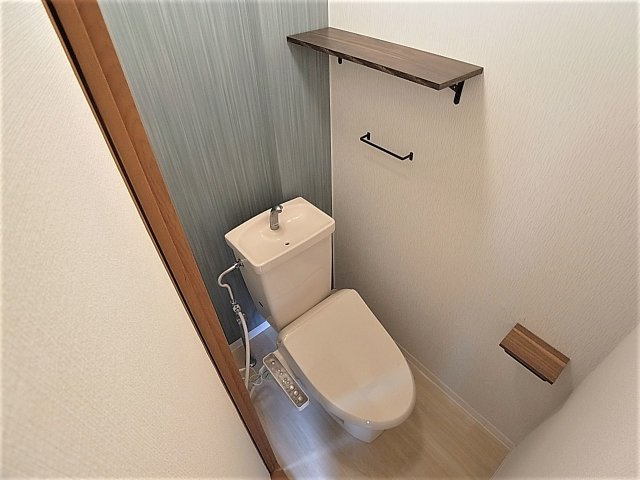 ソレイユパレスのトイレ|温水洗浄付きのトイレ、上部に棚も完備