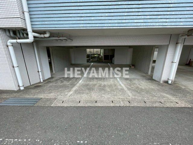 コリンヌ八つ尾の駐車場