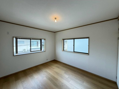 【洋室】 | 今木町　中古一戸建 | ２面採光の居室ありますよ！明るく風通しの良い室内に気持ちも明るくなりますね！