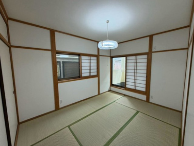 【寝室】 | 今木町　中古一戸建 | 全居室６帖以上☆どのお部屋でものびのびお過ごしいただけますよ！