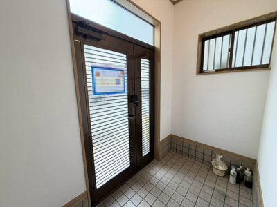 【玄関】 | 今木町　中古一戸建 | ゆとりの玄関ですよ！シューズボックス置けば、散らかりがちな玄関も片付きますね！