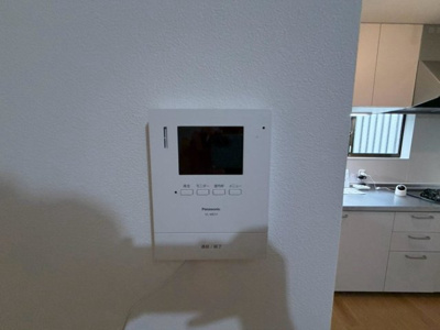 【防犯設備】 | 今木町　中古一戸建 | ＴＶモニター付きインターホンですので、突然の来客時にも外の様子が確認できて安心です！
