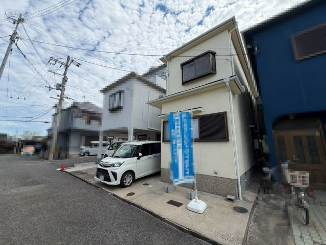 今木町　中古一戸建の前面道路含む現地写真|【駐車場】駐車スペース２台分ございますよ！愛車の置き場所に困らないですね♪