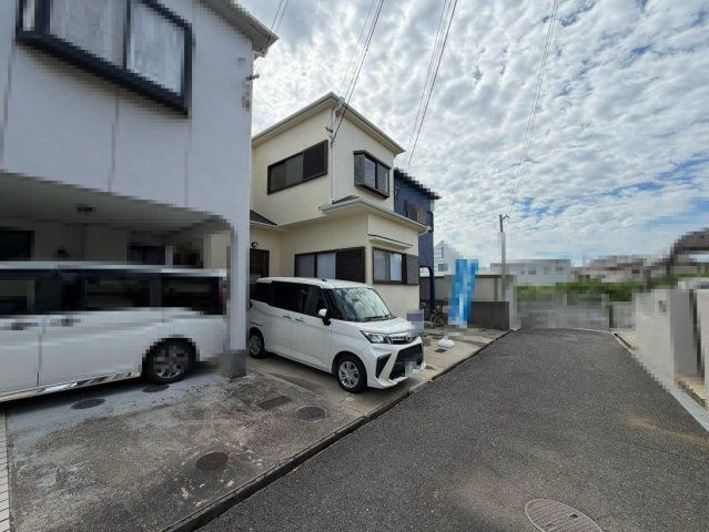 今木町　中古一戸建の駐車場|【閑静な住宅地でのびのび子育て】閑静な住宅地で子育て家族にピッタリ。毎日のお散歩も快適な緑に恵まれたエリアです。