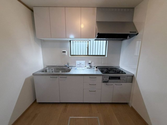 今木町　中古一戸建のキッチン|キッチン交換済！システムキッチンがあります♪収納があるおかげでキッチンも広く利用できるのは、お料理される方の嬉しいポイント♪
