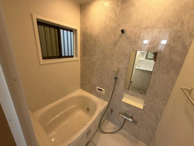 【浴室】 | 今木町　中古一戸建 | 一坪以上の浴室でのびのび一日の疲れを癒して下さいね♪浴室に窓が付いているので、換気ができて湿気やカビ防止になりますよ！