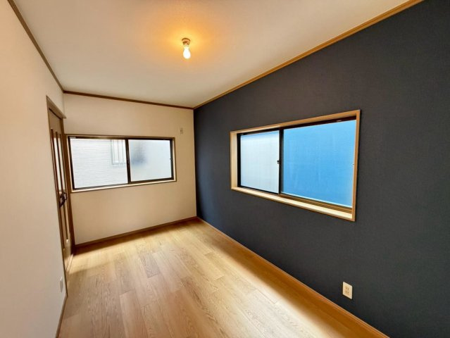 今木町　中古一戸建の洋室|全室クロス張替え済！綺麗な壁で室内が明るくなりますね！爽やかな気分でお過ごしいただけますよ！
