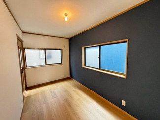 【洋室】 | 今木町　中古一戸建 | 全室クロス張替え済！綺麗な壁で室内が明るくなりますね！爽やかな気分でお過ごしいただけますよ！