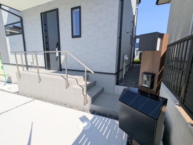小牧市光ケ丘二丁目　全1棟の玄関