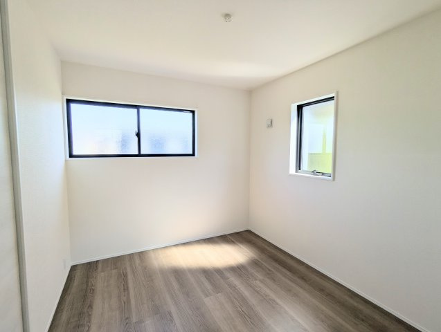小牧市光ケ丘二丁目　全1棟の洋室