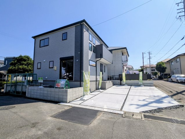 小牧市光ケ丘二丁目　全1棟の前面道路含む現地写真