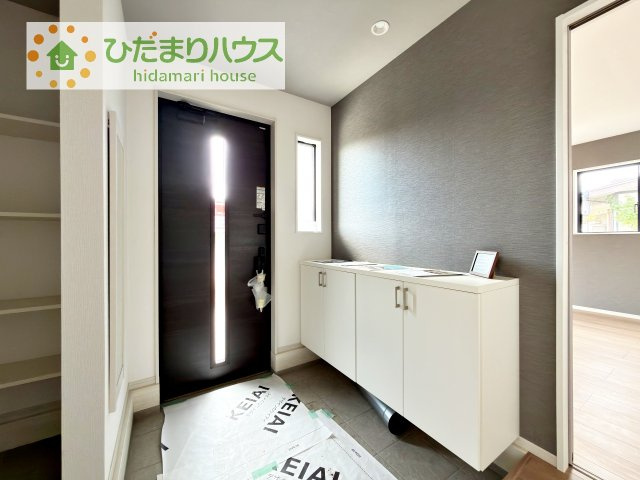 【玄関】 | 土浦市文京町1期　新築戸建　1号棟 | 丁度良い靴箱のサイズ♪これだけあれば家族全員の靴がしまえてスッキリ(^O^)