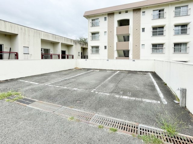 ロイヤルマンション１号棟の駐車場