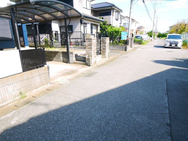 東金市西福俵　中古戸建の前面道路含む現地写真|内外装リフォーム済み令和8年9月  都市ガス上下水 JR東金線福俵駅徒歩約6分 カーポート1台可