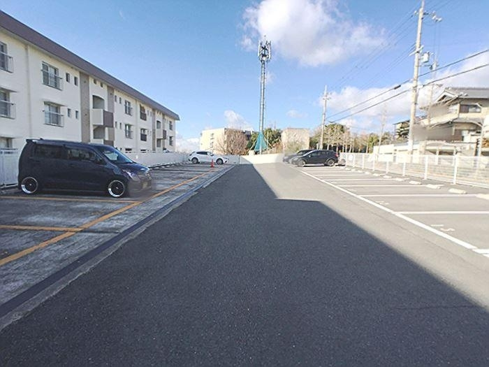 ロイヤルマンション２号棟の駐車場