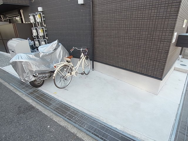 モダンアパートメント神戸湊川のその他共用部分|敷地内駐輪スペース