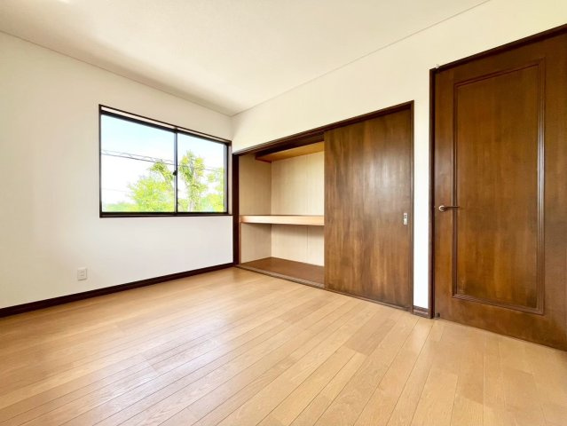 久喜市菖蒲町 1期 リフォーム物件の洋室|〇洋室　6帖〇
各居室収納付きで住みやすさにこだわっています！
2026年10月撮影
