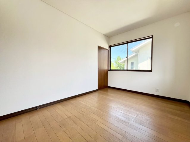 久喜市菖蒲町 1期 リフォーム物件の洋室|〇洋室　6帖〇
窓から明るい日差しが差し込みます！
2026年10月撮影