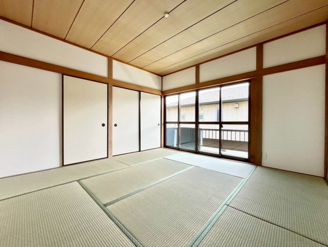 久喜市菖蒲町 1期 リフォーム物件の和室|〇和室　8帖〇
大きな窓で２階居室にもしっかりと陽ざしが届いて明るい室内♪バルコニーにつながるお部屋です（＾＾）
2026年10月撮影