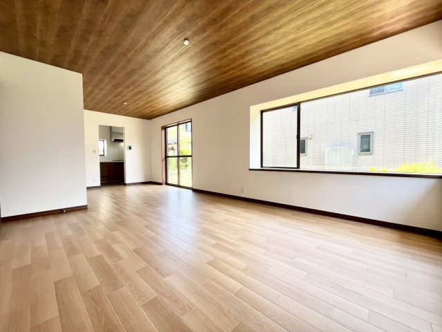 久喜市菖蒲町 1期 リフォーム物件の居間・リビング|〇リビング〇
広々リビング。大きな窓から明るい日差しが差し込みます♪
2026年10月撮影
