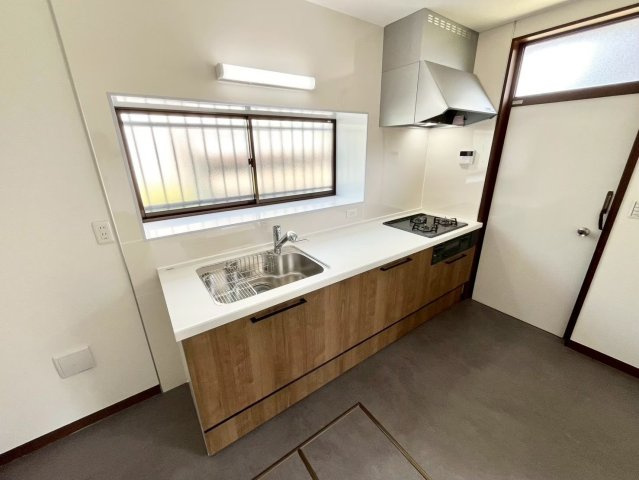 久喜市菖蒲町 1期 リフォーム物件のキッチン|〇キッチン〇
リフォーム済みシステムキッチン♪窓付きで手元は明るく（＾＾）勝手口があるので、買い物帰りやゴミ出しの際に便利です！ 
2026年10月撮影