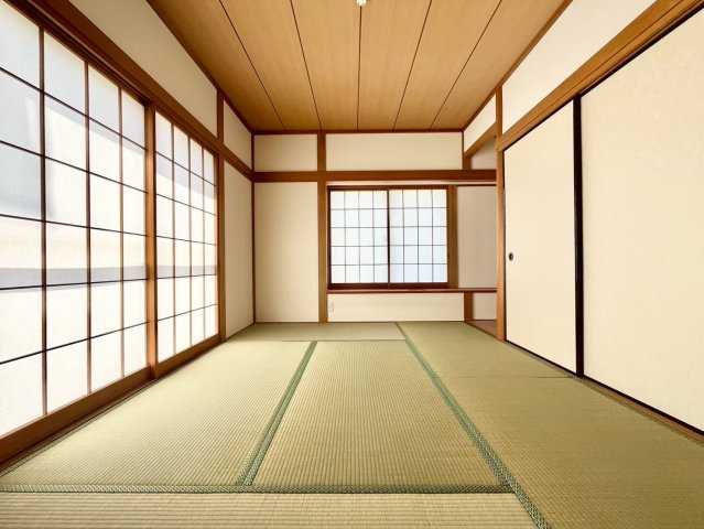 久喜市菖蒲町 1期 リフォーム物件の和室|〇和室　6帖〇
床の間付き和室。畳表替、障子・襖張替済みです♪
2026年10月撮影