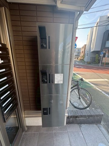 府中市府中町１丁目のアパートのエントランス