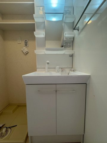 府中市府中町１丁目のアパートの洗面所