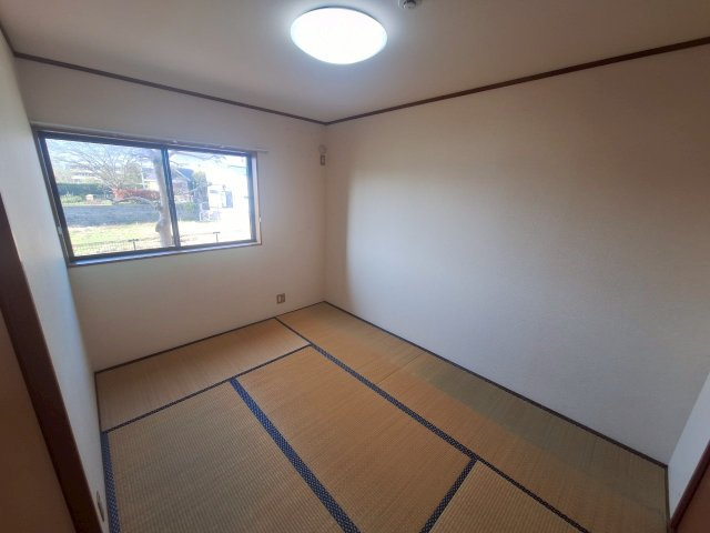 和楽園ハイツ弐番館の和室|畳の上でゆっくりとくつろげる和室です