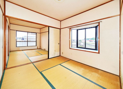 【和室】 | リバーサイド北別府 | 6帖4.5帖続き和室は南西角、出窓の二面採光です