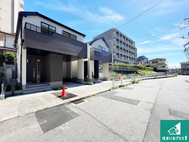 ■西宮市一ケ谷町　新築一戸建ての前面道路含む現地写真|周辺は閑静な住宅街！前面道路広々で車の出し入れも便利です。駐車が苦手な方でも安心して車庫入れできます！