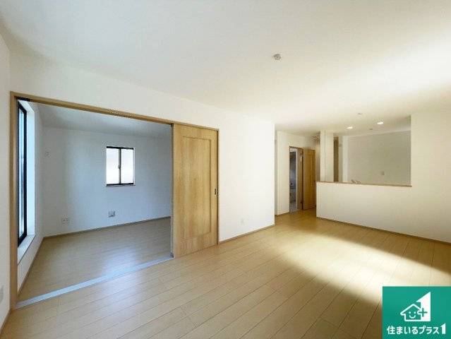 ■西宮市一ケ谷町　新築一戸建ての居間・リビング|シンプルなリビングは、観葉植物等のインテリアを楽しめますね！パパ好みにも、ママ好みにも家具次第で雰囲気を変えることができます！