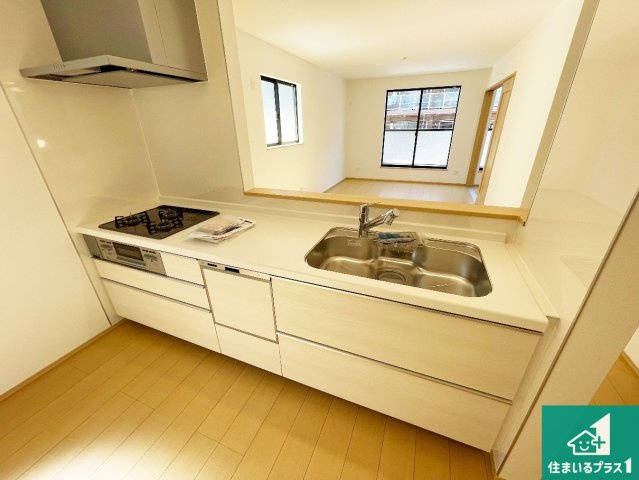 ■西宮市一ケ谷町　新築一戸建てのキッチン|リビングと統一感があり、使い勝手のいいキッチン。広々としているので、二人並んで作業が出来ちゃいます。お子様と一緒に色々なお料理に挑戦できるスペースがあります。