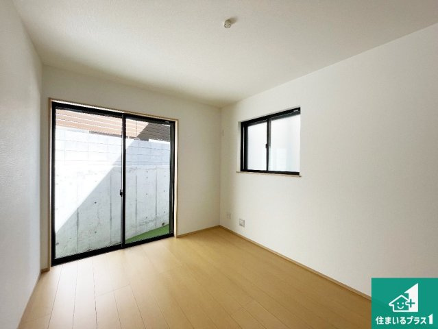■西宮市一ケ谷町　新築一戸建ての洋室|寝室は心地よい眠りについてもらいたくて、シンプルかつ開放的な空間な設計にしています！大きな窓から差し込む日が心地いいです♪