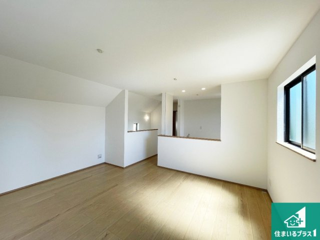 ■西宮市一ケ谷町　新築一戸建ての居間・リビング|シンプルなリビングは、観葉植物等のインテリアを楽しめますね！パパ好みにも、ママ好みにも家具次第で雰囲気を変えることができます！