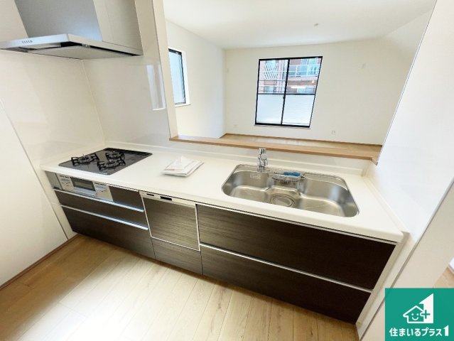 ■西宮市一ケ谷町　新築一戸建てのキッチン|リビングと統一感があり、使い勝手のいいキッチン。広々としているので、二人並んで作業が出来ちゃいます。お子様と一緒に色々なお料理に挑戦できるスペースがあります。