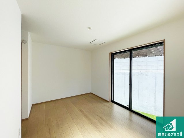 ■西宮市一ケ谷町　新築一戸建ての洋室|寝室は心地よい眠りについてもらいたくて、シンプルかつ開放的な空間な設計にしています！大きな窓から差し込む日が心地いいです♪
