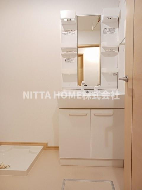 Ｎｅｗ和田ハイツ　Ｂの洗面所|シャワー付きの洗面台朝の準備も楽々です♪