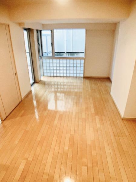 ウヴラージュ広尾の居間・リビング|こちらの居間で趣味の時間をお楽しみください