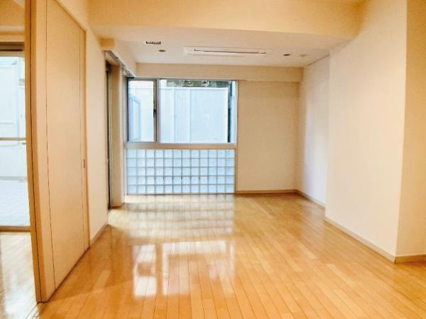 ウヴラージュ広尾の居間・リビング|こちらの居間で趣味の時間をお楽しみください