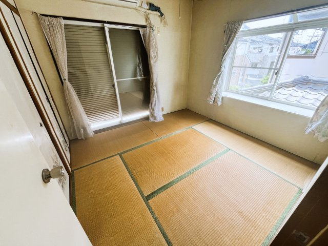 ～商業施設と公園が近く日々の買い物や散策が楽しめる街～　神奈川県相模原市中央区田名の和室|2面窓で日当たりが良く、通気性も良好です。