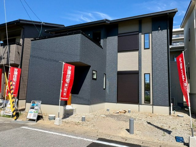 「LDK大空間20.2帖」高知市海老ノ丸2号地　新築一戸建ての外観|シックで洗練された佇まい。並列駐車も可能です◎