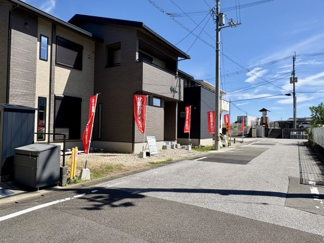 「LDK大空間20.2帖」高知市海老ノ丸2号地　新築一戸建ての前面道路含む現地写真|見通しの良い落ち着いた周辺環境。車通りが少なく、小さなお子様の通学やお散歩も安心です。