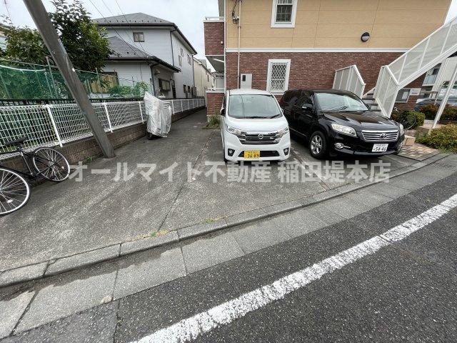 稲城市矢野口のアパートの駐車場