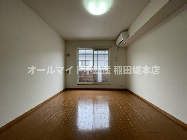 稲城市矢野口のアパートの居間・リビング