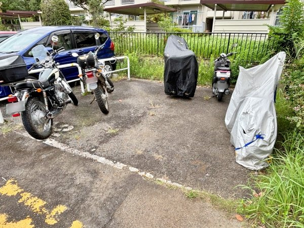 敷地内のバイク置場