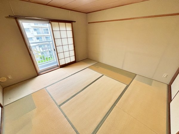 南面の明るい和室部分（約8.0帖、押入付）