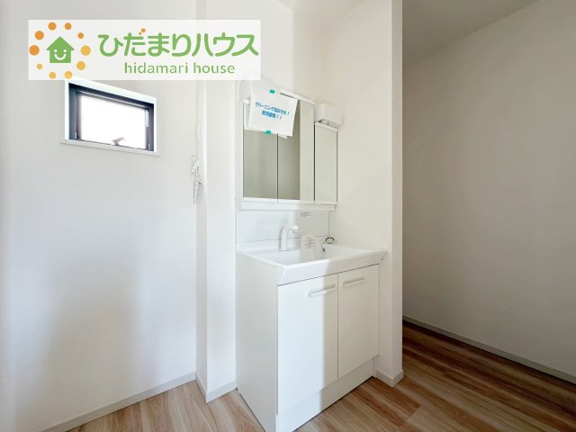 【独立洗面台】 | 土浦市文京町1期　新築戸建　2号棟 | 三面鏡の大きな鏡は憧れます(^^♪
鏡の後ろは収納となっていて、細かいものでも収納できるのでスッキリと整理できます！